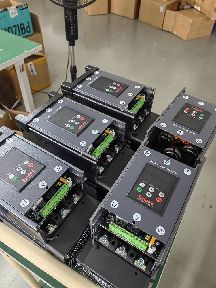 智能温度控制器是怎样控制电力调解器的？？？