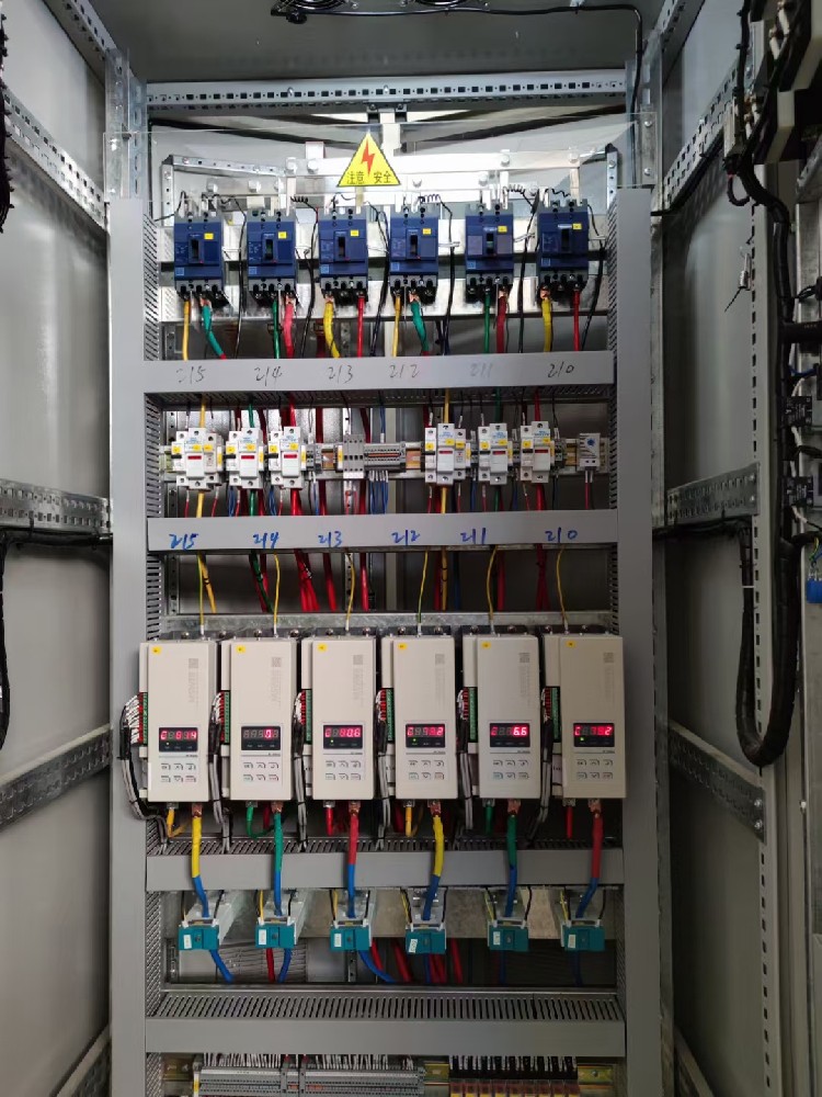 在电力调解器设计中，，，如那里置电源颤抖和电网脉动的影响？？？