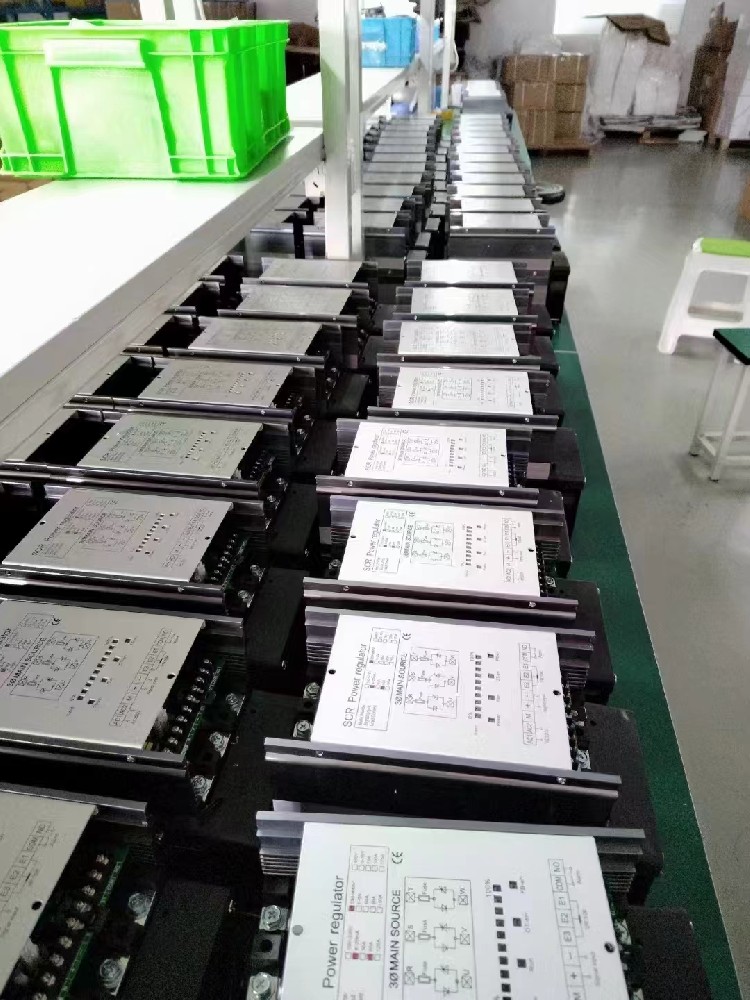 电力调解器的自顺应控制战略是怎样应对情形转变和参数不确定性的？？？