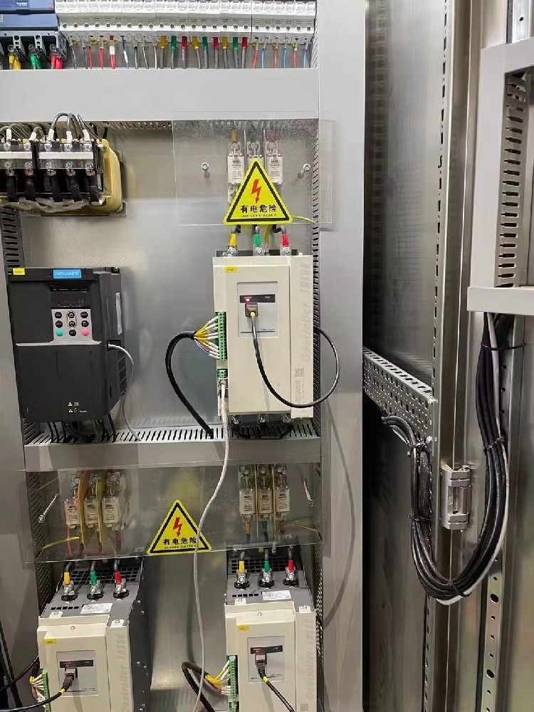 在医疗装备中使用电力调解器，需要重点关注哪些特殊的清静标准？？