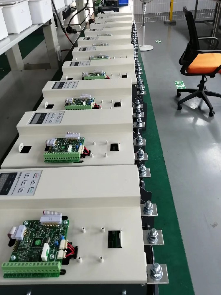 电力调解器与变频器在某些应用场景下功效有重叠，怎样决议使用哪一个？？