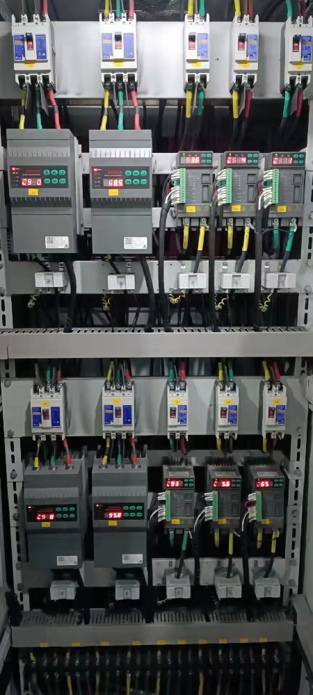 电力调解器在微电网系统中，，，怎样协调差别能源发电单位的电力输出？？