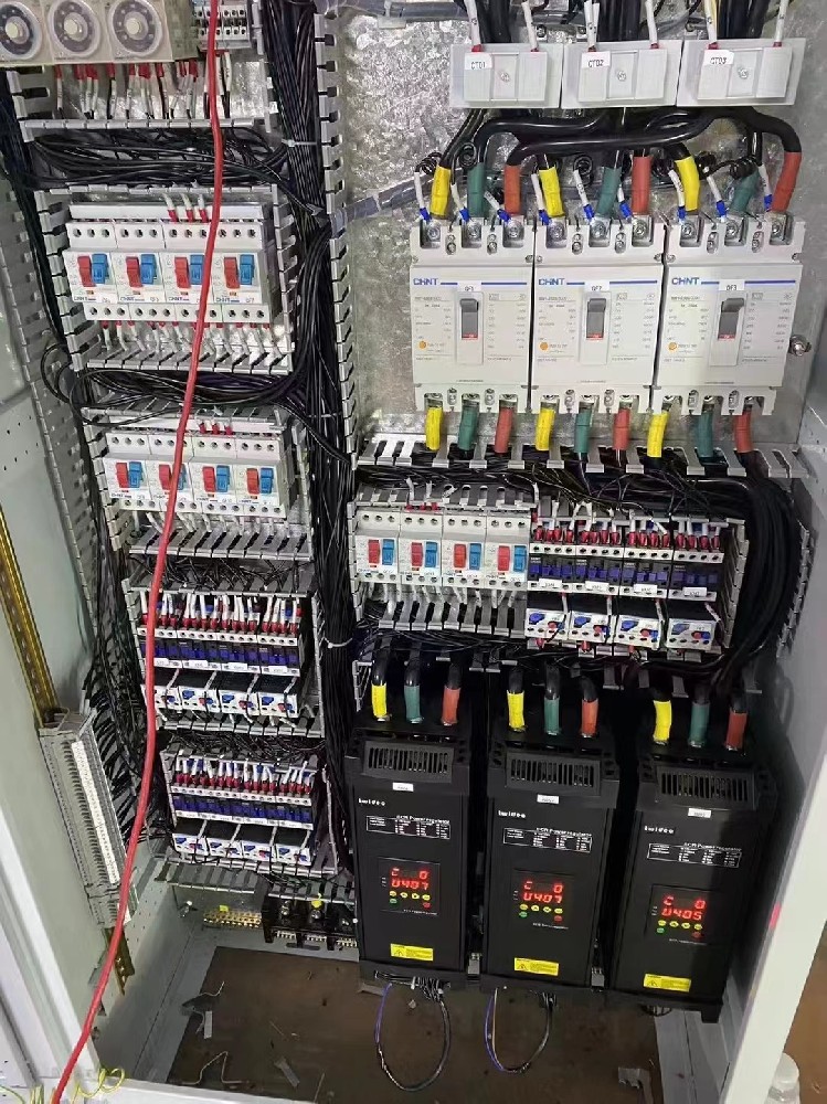 电力调解器运行一段时间后，，，显示的电流值与现实丈量值误差较大，，，是什么原因导致丈量禁绝，，，该怎样校准？？？